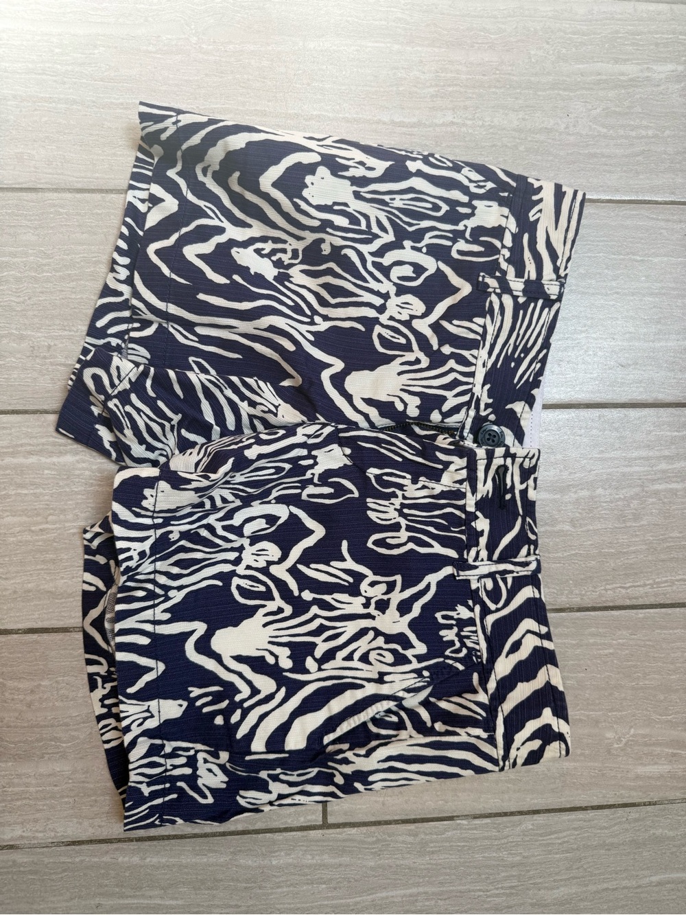 Lilly Pulitzer Navy and Cream Abstract Print Shorts